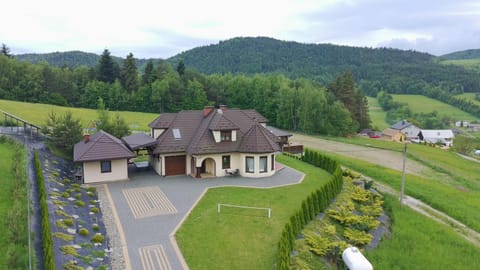 Property building, Spring, Day, Neighbourhood, Natural landscape, Bird's eye view, Mountain view