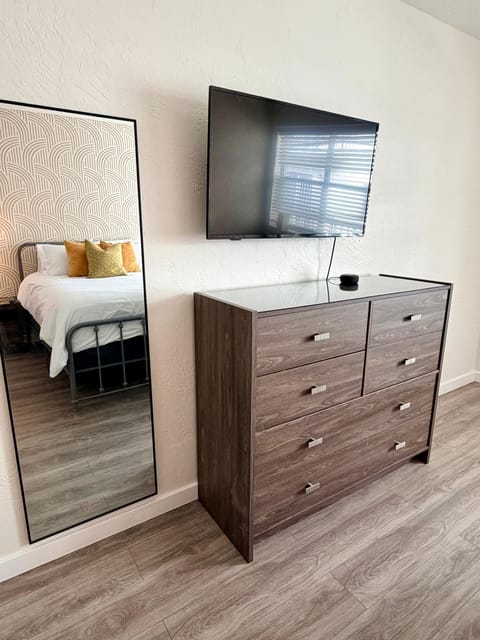 Sunny Miami Beach Getaway , Steps from the Ocean! Apartment in Miami Beach