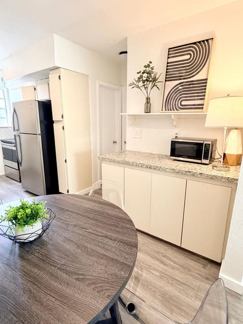 Sunny Miami Beach Getaway , Steps from the Ocean! Apartment in Miami Beach