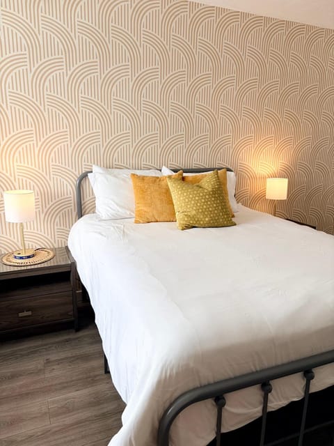 Sunny Miami Beach Getaway , Steps from the Ocean! Apartment in Miami Beach