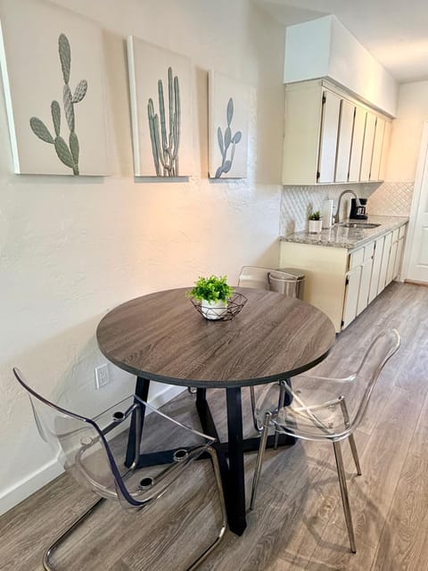 Sunny Miami Beach Getaway , Steps from the Ocean! Apartment in Miami Beach