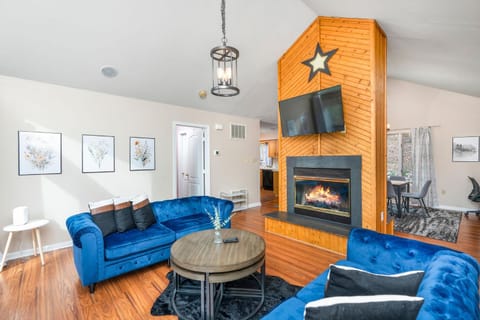 TV and multimedia, Living room, Seating area, fireplace