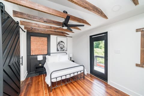 Uprising A pet friendly couples retreat Apartment in Madison Heights