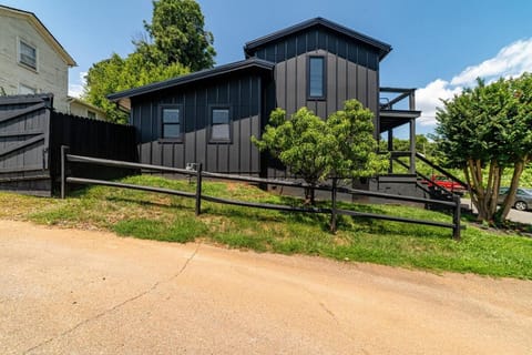 Uprising A pet friendly couples retreat Apartment in Madison Heights