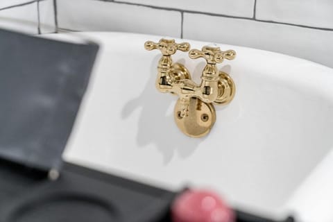 Uprising A pet friendly couples retreat Apartment in Madison Heights