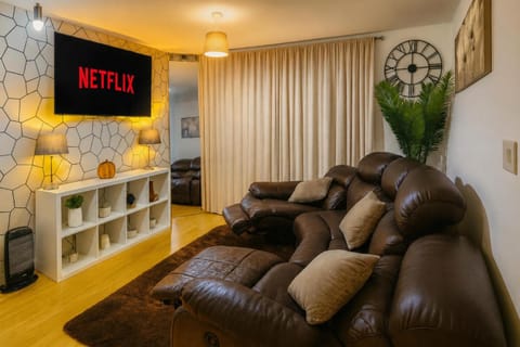 Property building, Communal lounge/ TV room, TV and multimedia, Living room, Seating area, Dining area, Evening entertainment