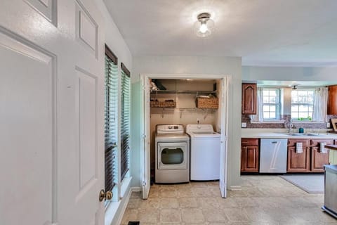 Group Haven Retreat- 2 min to Lake! 15 min to DT! House in Hermitage