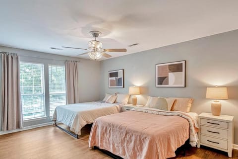 Group Haven Retreat- 2 min to Lake! 15 min to DT! House in Hermitage