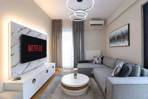 Communal lounge/ TV room, TV and multimedia, Living room, Seating area, Evening entertainment, air conditioner