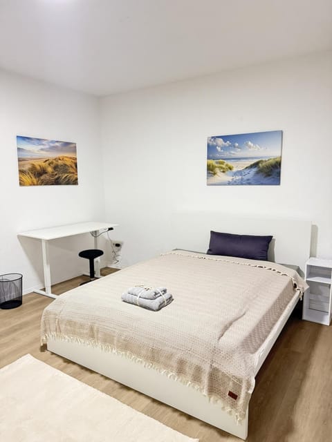 Bed, Photo of the whole room, Bedroom, towels
