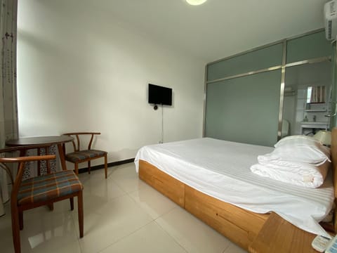 Bed, TV and multimedia, Bedroom