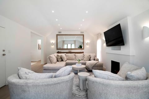 Remodeled 3-Bedroom Retreat in LA Apartment in Beverly Hills