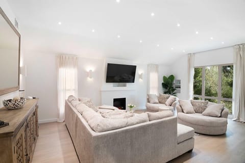 Remodeled 3-Bedroom Retreat in LA Apartment in Beverly Hills