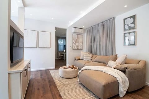 Modern 2BR Oasis with BBQ Sauna & Private Yard Apartment in Beverly Hills