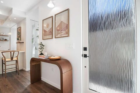 Modern 2BR Oasis with BBQ Sauna & Private Yard Apartment in Beverly Hills