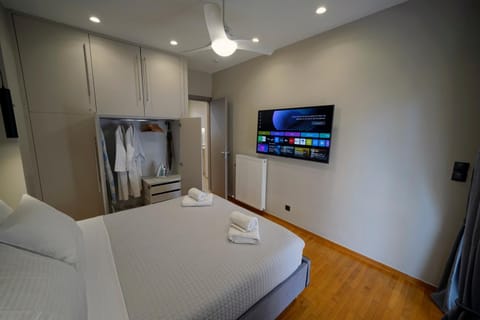Bed, TV and multimedia, Bedroom, wardrobe