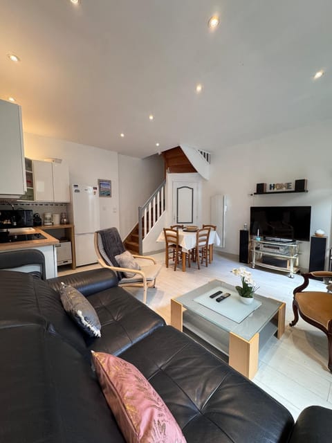 TV and multimedia, Living room, Dining area