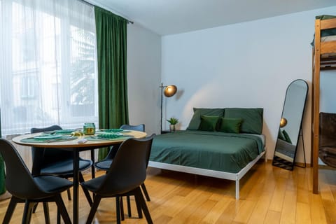 Bed, Dining area