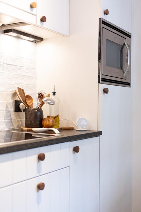 Kitchen or kitchenette, oven, stove