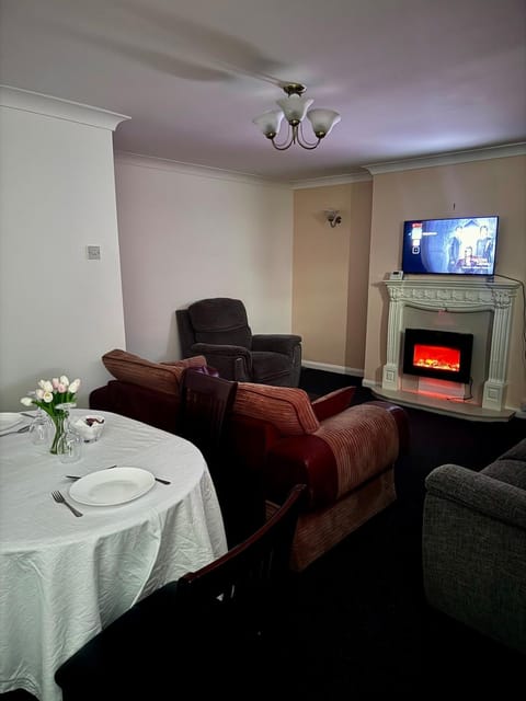 Communal lounge/ TV room, TV and multimedia, Seating area