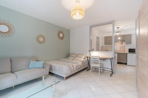 Bed, Living room, Photo of the whole room, Seating area, Bedroom, oven
