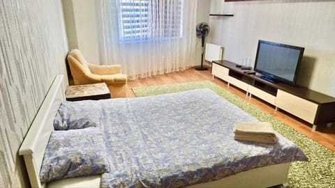 Bed, TV and multimedia, Photo of the whole room, Bedroom