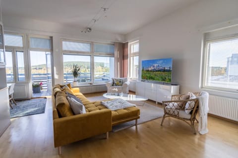 Communal lounge/ TV room, TV and multimedia, Living room, Seating area, Evening entertainment, internet