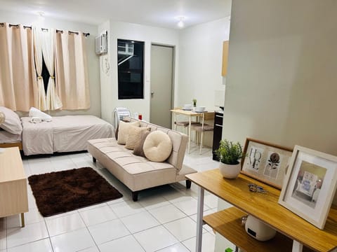 Bed, Photo of the whole room, Seating area, Bedroom