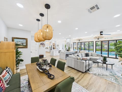 Wagon Wheel BNB - 20 minutes to IAH, pool, spa, 7 BDR House in Houston