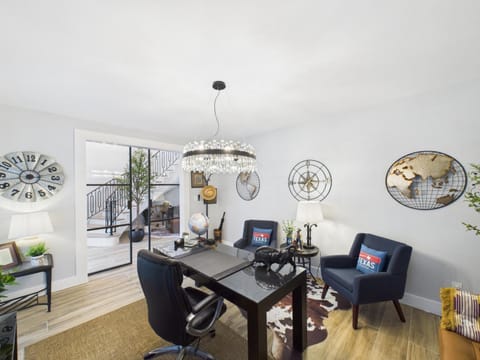 Wagon Wheel BNB - 20 minutes to IAH, pool, spa, 7 BDR House in Houston