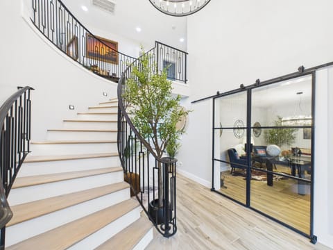 Wagon Wheel BNB - 20 minutes to IAH, pool, spa, 7 BDR House in Houston