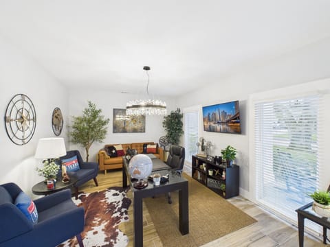 Wagon Wheel BNB - 20 minutes to IAH, pool, spa, 7 BDR House in Houston