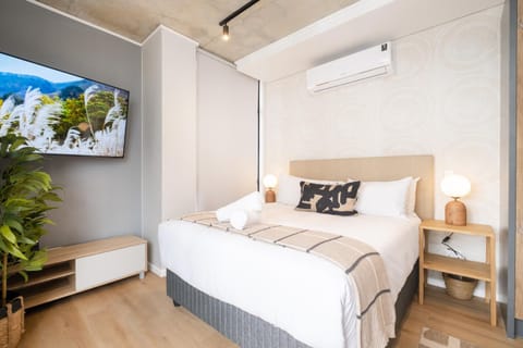 Bed, TV and multimedia, air conditioner