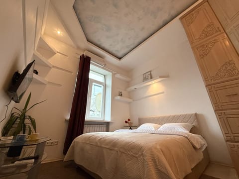 Bed, TV and multimedia, Photo of the whole room, Bedroom