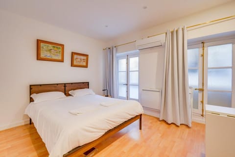 Bed, Living room