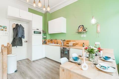 Kitchen or kitchenette, dishwasher, stove