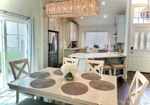 Kitchen or kitchenette, Seating area, Dining area