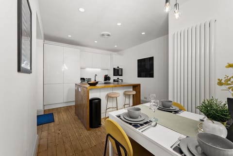 TV and multimedia, Kitchen or kitchenette, Dining area, oven, stove, toaster