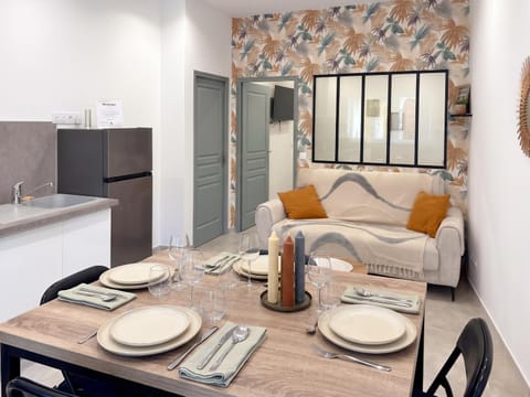 Seating area, Dining area