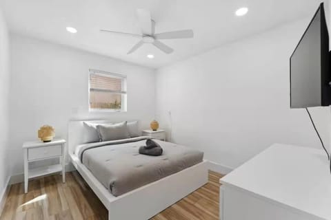 Spacious Miami Retreat with Private Backyard — Ideal for Families & Groups House in North Miami