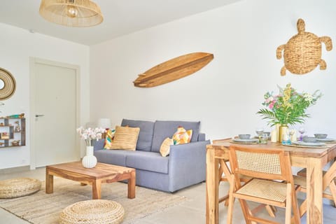 TV and multimedia, Living room, Decorative detail, Seating area, Dining area, Family, internet