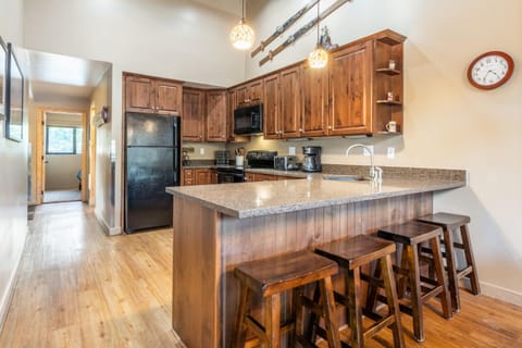 Updated1849 Townhome #611, Steps to Canyon Lodge 4 Bed/3BA, hot tubs, game rm, sauna! House in Mammoth Lakes