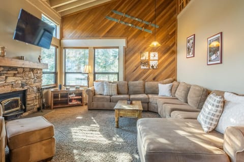 Updated1849 Townhome #611, Steps to Canyon Lodge 4 Bed/3BA, hot tubs, game rm, sauna! House in Mammoth Lakes