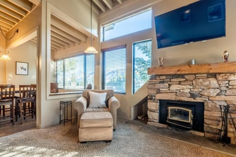 Updated1849 Townhome #611, Steps to Canyon Lodge 4 Bed/3BA, hot tubs, game rm, sauna! House in Mammoth Lakes