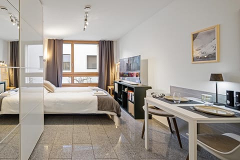 Bed, TV and multimedia, Photo of the whole room, Dining area, Bedroom