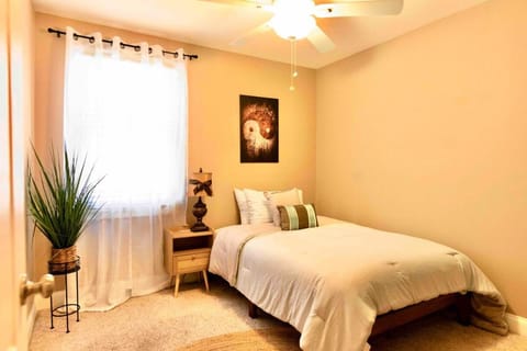 Gentilly Home with off street parking and jacuzzi style tub House in New Orleans