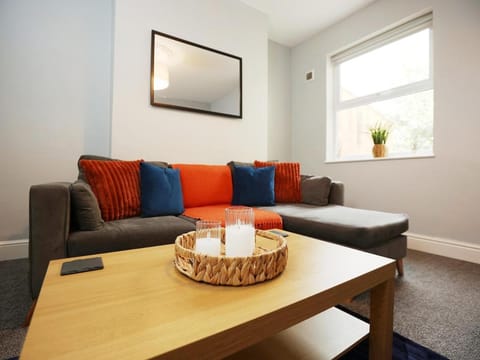 Spacious 4 Bedroom House - Sleeps 8 Guests, Contractors, Groups, Families, Business, Leisure & Relocation Stays Welcome, 13 Minutes From City Centre, Fast Wi-Fi, Smart TV In Lounge & FREE Parking, Long Stays And Short Stays Welcome House in Bristol