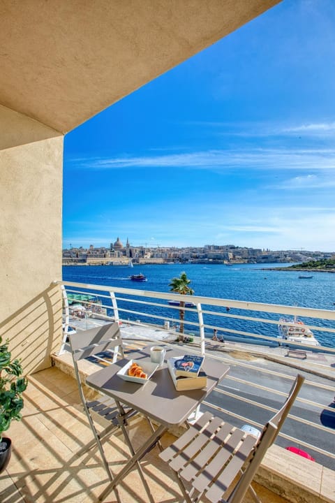 Natural landscape, View (from property/room), Balcony/Terrace, Seating area, Dining area, Sea view