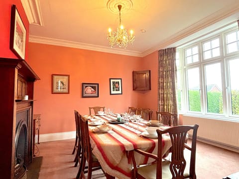 Spacious 4-Bed Home - Oswestry - Families & Groups House in Oswestry