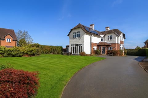 Spacious 4-Bed Home - Oswestry - Families & Groups House in Oswestry